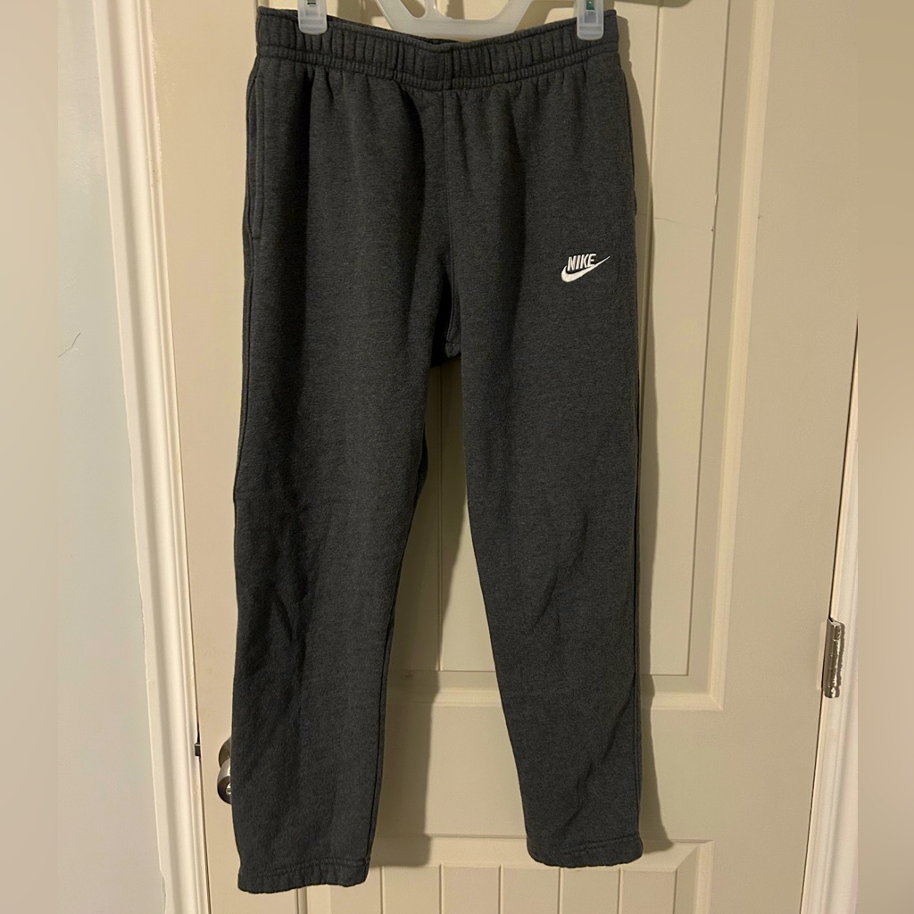 Nike Women’s Medium Sweats With Side And Back Pockets